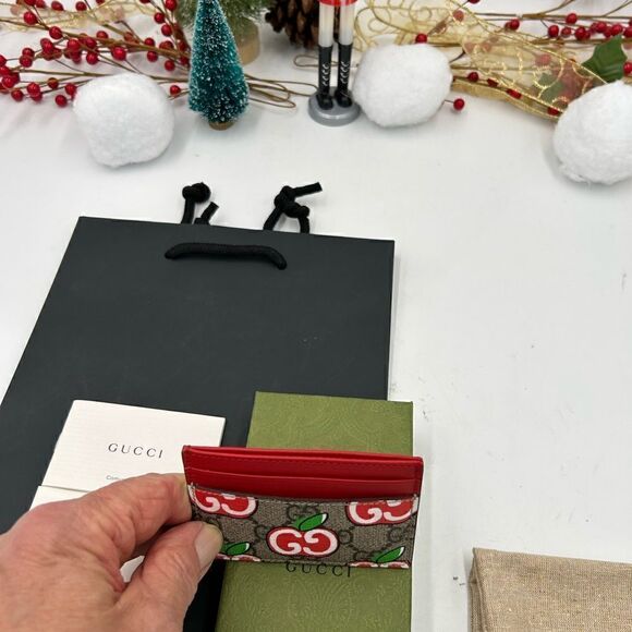 SOLD!!   Women’s Gucci, GG supreme monogram, Apple print card case made in Italy - Picture 6 of 9